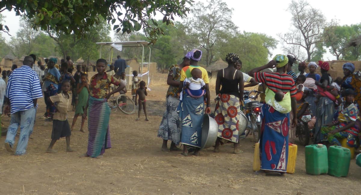 Femmes et bidons d'eau au Burkina